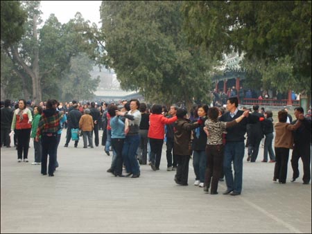 천단공원 내에서 레저를 즐기는 중국인들. 천단공원은 관광지일 뿐만 아니라 레저 연습장의 기능도 하고 있다. 
