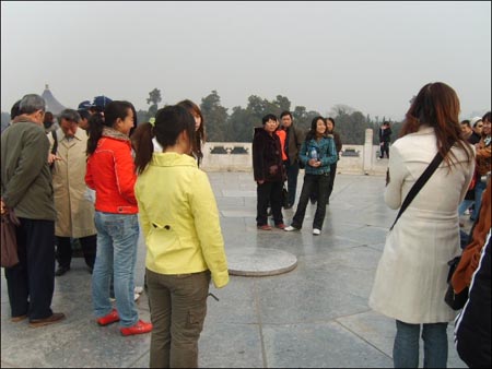 천심석을 둘러싸고 있는 관광객들.
