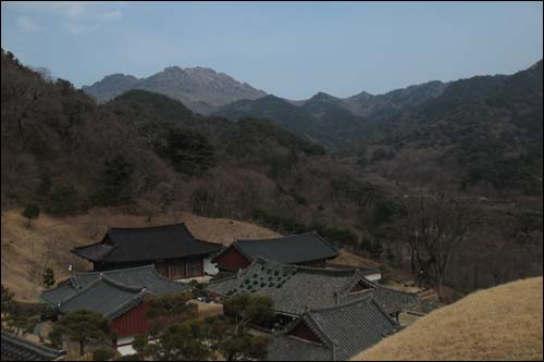  미소굴 위에서 바라본 풍경. 멀리 가야산 정상이 보인다. 