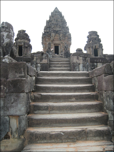 힌두교와 불교인들의 본향 수미산을 형상화한 성소탑