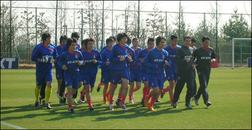 가벼운 런닝으로 몸 풀고... 오는 26일 중국 상하이에서 열리는 북한과의 2010 남아공 월드컵 아시아지역 3차 예선 경기를 앞두고 소집 된 선수들이 런닝으로 몸을 풀고있다.