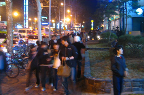 밤 10시가 되면 강남 대치동 학원가는 수업을 마친 학생들로 붐빈다.