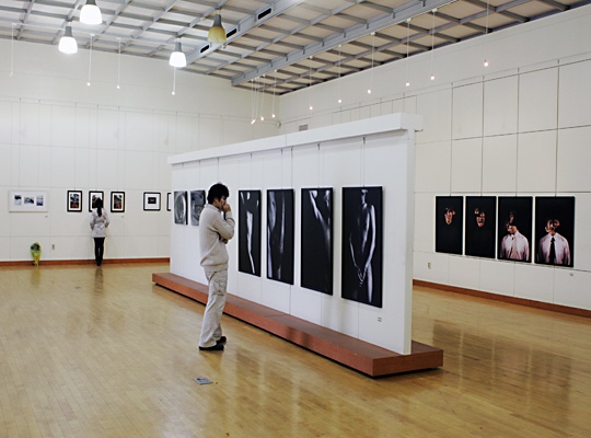사진전시회가 열리고 있는 대전갤러리 내부 모습