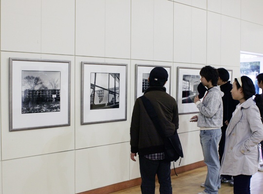 윤석환 씨의 작품을 감상하고 있는 관람객들의 모습