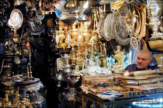 바자르(전통시장) 풍경. 이란의 금속 공예품은 그 화려함을 말로 표현하기 어려울 정도다. 그 옛날 실크로드의 대상들이 오고 가던 시절에도 시장을 방문하면 이런 공예품들이 그득했을 것이라니.    
