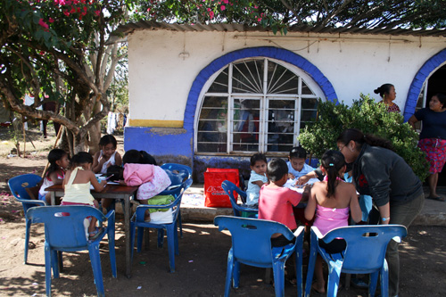 멕시코의 작은 학교. 교실상태가 좋지 않아 아이들 몇 명이서 야외에서 수업을 받고 있다.