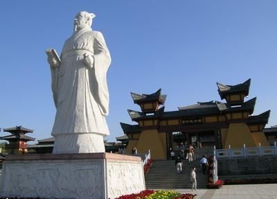 중국 산동성 치박시에 있다. 사진에는 관중의 동상과 관중기념관이 그 모습을 보이고 있다. 관중은 춘추시대의 재상으로서 중국에서도 명재상으로 뽑히며, 관포지교의 실제 모델이다.