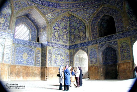 이맘 모스크 내부 전경. 모스크 내부의 벽에는 쿠란의 내용이 가득 적혀 있다. 
