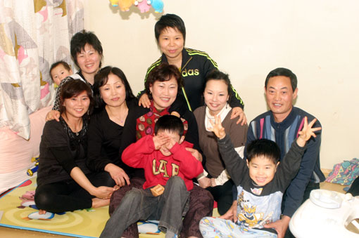 지난 8일 중국에서 제주로 결혼이민 온 여성들이 환하게 웃고 있다. 가운데 줄 왼쪽에서 3번째가 한옥선씨, 맨 오른쪽이 한옥선씨의 남편 이영휘씨.