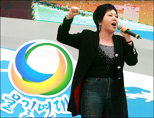 가수 이은하씨가 '한반도 대운하 공약실천 촉구결의대회'에서 '한반도 대운하'를 부르고 있다.