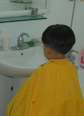 욕실에 간이이발소를 차리고 아들의 머리를 깎아주었다.
