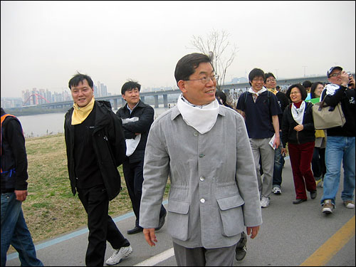  22일, 물의 날을 기념해 한강 고수부지에서 열린 ‘거북이 가족 걷기 한마당’ 에 창조한국당 문국현 대표도 참석해 '운하 반대'를 외치는 시민들과 함께 함께 걸었다.