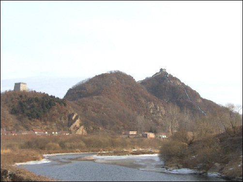 호산장성. 애자하 하구에서 바라본 호산장성