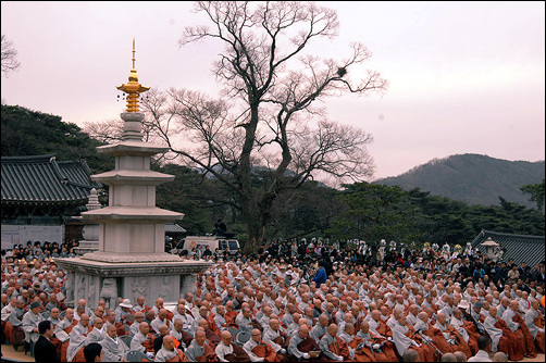 사람들이 모였습니다. 전국 방방곡곡. 샅샅 골골에서 모여든 사부대중으로 영결식장이 빼곡합니다.
