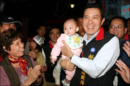 대만 총통으로 당선한 마잉주 후보의 선거 유세 모습.