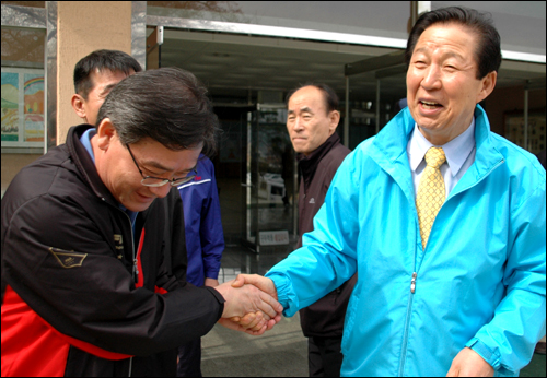 한나라당 송은복 후보가 22일 장유중학교 체육관을 나오면서 유권자들을 만나 악수하고 있다. 