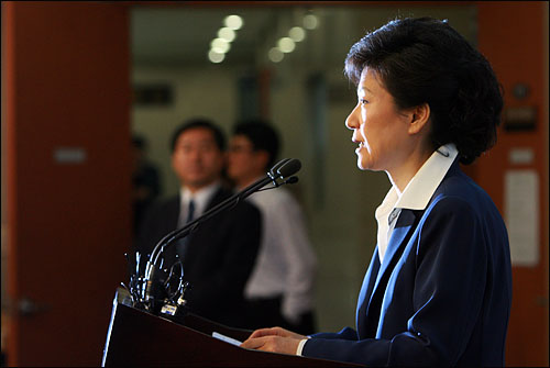 2008년 3월 23일, 당시 박근혜 한나라당 의원이 국회 정론관에서 기자회견을 열고 총선 공천을 "한마디로 정당정치를 뒤로 후퇴시킨 무원칙한 공천의 결정체"라며 "대표와 지도부가 책임을 져야 할 것"이라고 요구하고 있는 모습. 