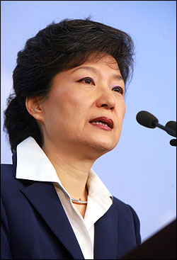 박근혜 한나라당 의원은 23일 오후 국회 정론관에서 기자회견을 갖고 총선 공천을 "한마디로 정당정치를 뒤로 후퇴시킨 무원칙한 공천의 결정체"라며 " 대표와 지도부가 책임을 져야 할 것"이라고 요구했다. 