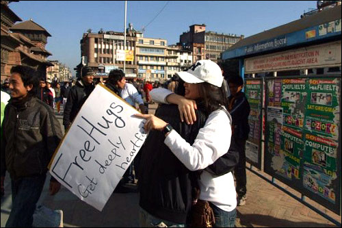네팔에서 '프리허그'를 하는 '하이, 오폼!' 회원들