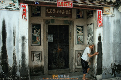 차오저우의 옛 가옥 마을 자띠샹, 문 입구에 그림들이 많이 그려져 있다