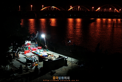 차오저우 한장 강변에 있는 해산물 파는 간이 식당