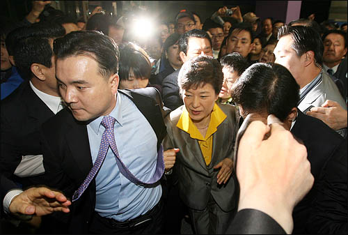 박근혜 한나라당 전 대표가 24일 KTX를 타고 동대구역에 도착, 시민들의 환영을 받으며 역사를 빠져나가고 있다.