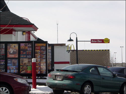 식당체인 맥도날드에 설치된 '드라이브 스루' 창구에서 음식을 받기 위해 운전자들이 기다리고 있다.