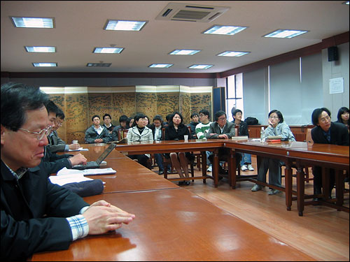 서울대 인문대 교수 회의실에서 강의를 경청하고 있는 사람들의 모습