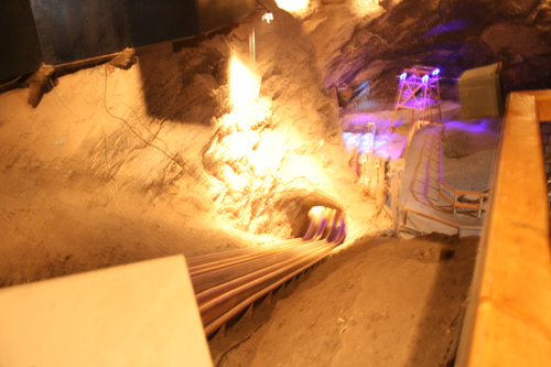 아찔한 높이에서 지하 광장으로 떨어져 내려간다.
