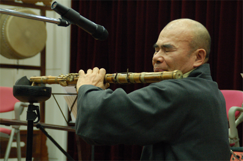 대금 '여음적'을 연주하고 있는 이삼 스님