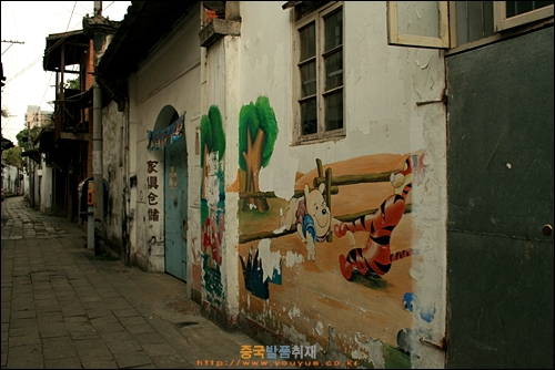 만화캐릭터가 그려진 푸저우 타샹 골목길의 벽들