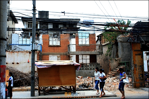 폐허처럼 철거된 푸저우 시내 옛 골목길의 집들과 거리