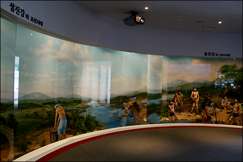 벽면 유리관에는 섬진강의 근대시대와 섬진강의 조선시대 섬진강의 선사시대가 입체그림으로 전시되어 눈길을 끈다. 