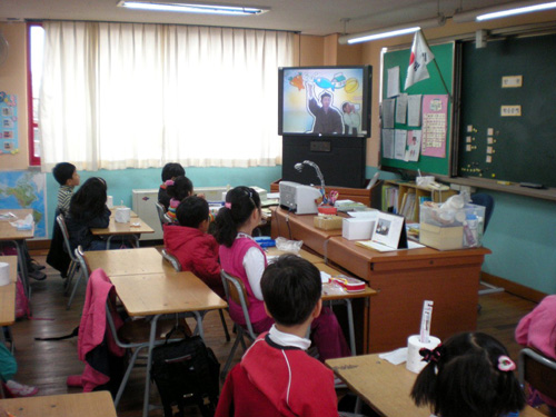 충치치료를 받은 심봉사와 심청이는 음식을 가려먹는다. 치아에 좋은 음식을 골라먹는 장면이다. 우유,당근,생선, 두부 등