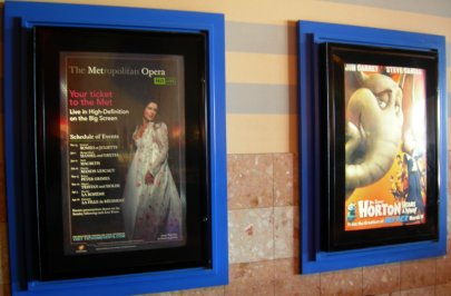 메트 오페라 광고가 다른 영화 광고와 나란히 영화관 안에 걸려있다.