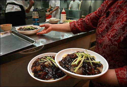 26일 낮 서울 마포구 한 중국요리집에서 손님들이 주문한 자장면이 주방에서 만들어져 나오고 있다.