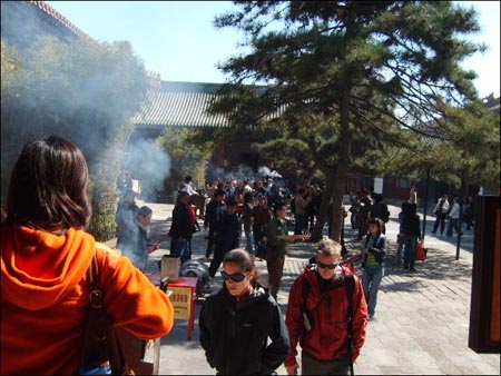  경내 곳곳에 연기가 가득하다.
