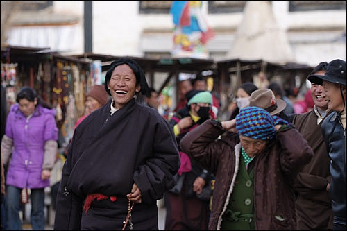 활기찬 표정을 띤 채 라싸 거리를 오가는 티베트인들. 현재 라싸에서는 티베트인의 시름만이 깊어지고 있다.
