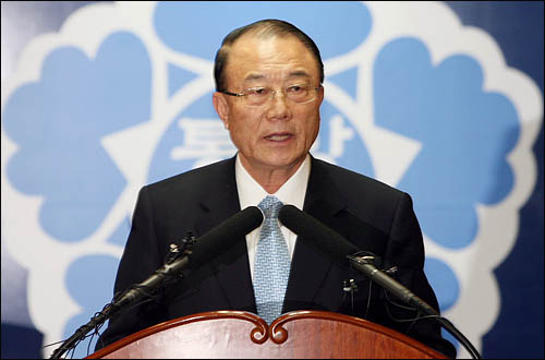최시중 방송통신위원장이 지난 2009년 3월 26일 오후 서울 광화문 방송통신위원회 청사에서 열린 취임식에서 취임사를 하고 있다.