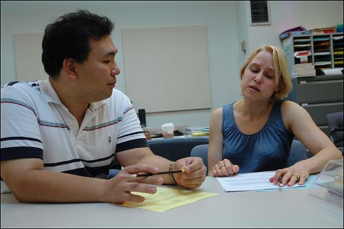 MIT대 전자컴퓨터공학과 김성재 박사(왼쪽)가 글쓰기 도우미 아만다 소벨 씨에게 영어 보고서 작성에 대한 도움말을 듣고 있다.