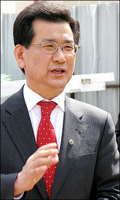 지난 22일 이시종 후보가 유권자들에게 "서울가는 전철 완성할 수 있도록 도와달라"고 호소하고 있다.