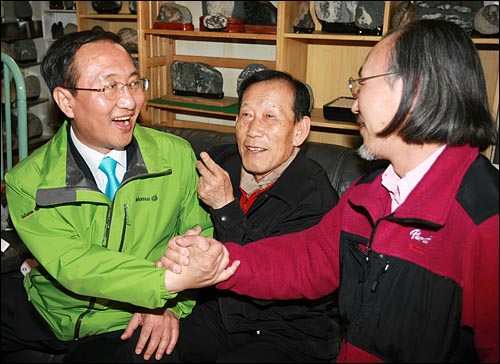 지난 18대 총선(2008)에서 서울 노원병 지역구에 출마했던 노회찬. 사진은 2008년 3월 26일 노원구 상계동 중앙시장 인근을 찾아 지역 주민들에게 자신에 대한 지지를 호소하고 있는 모습. 