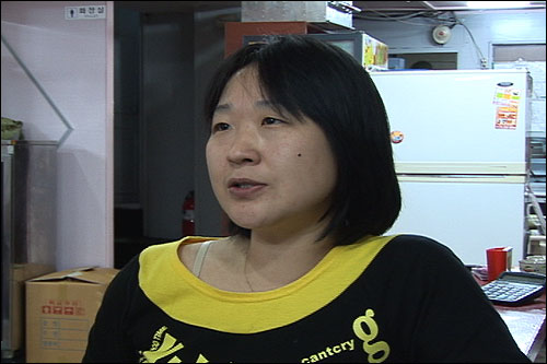26일 오후에 찾아간 서울 북아현동의 E 중국음식점 사장인 이은주(42)씨가 정부의 물가 안정 대책을 "눈 가리고 아웅"이라고 비판하고 있다. 
