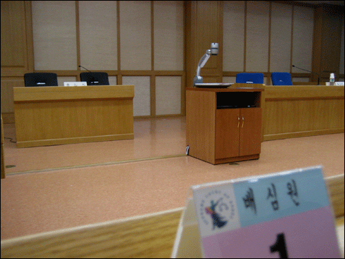 3월 24일 인천지법에서 열린 국민참여재판의 법정. 1번 배심원석에서 바라본 증인석(왼쪽)과 피고인 및 변호인석(오른쪽)