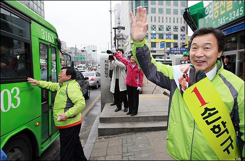18대 총선 공식 선거운동 첫날인 27일 오전 서울 종로구에 출마한 손학규 통합민주당 대표가 동묘역 앞에서 출근길 시민들에게 인사를 하고 있다.