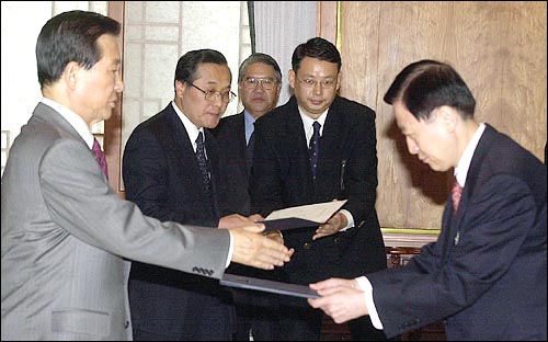 2001년 10월 5일 김대중 대통령이 청와대에서 김하중 신임 주중대사에게 신임장을 수여하고 있다.