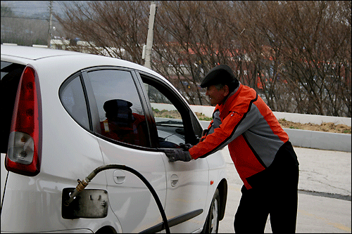 차가 들어오면 김종주씨는 "어서 오세요"라며 반갑게 맞이한다. 안부를 묻는 그의 손님은 대부분이 단골이다.