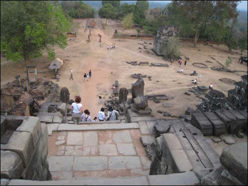 곳곳이 파괴된 사원 아래. 과거 600년 전에는 목재로 지은 승려들의 공간이 있었다고 한다. 