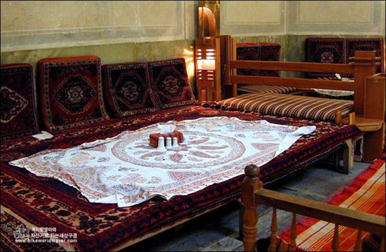  각 자리마다, 페르시아 카펫이 깔려 있기에 기분이 더 난다. 