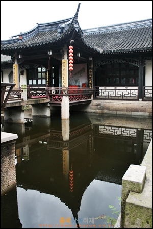샤오싱 루쉰고향의 비샤펑징위엔에 있는 수상무대